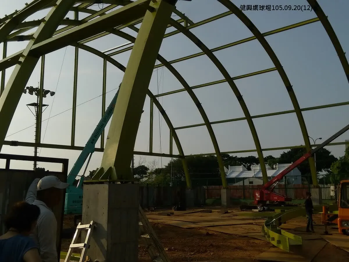 建興球場｜由場內看拱架與繫梁