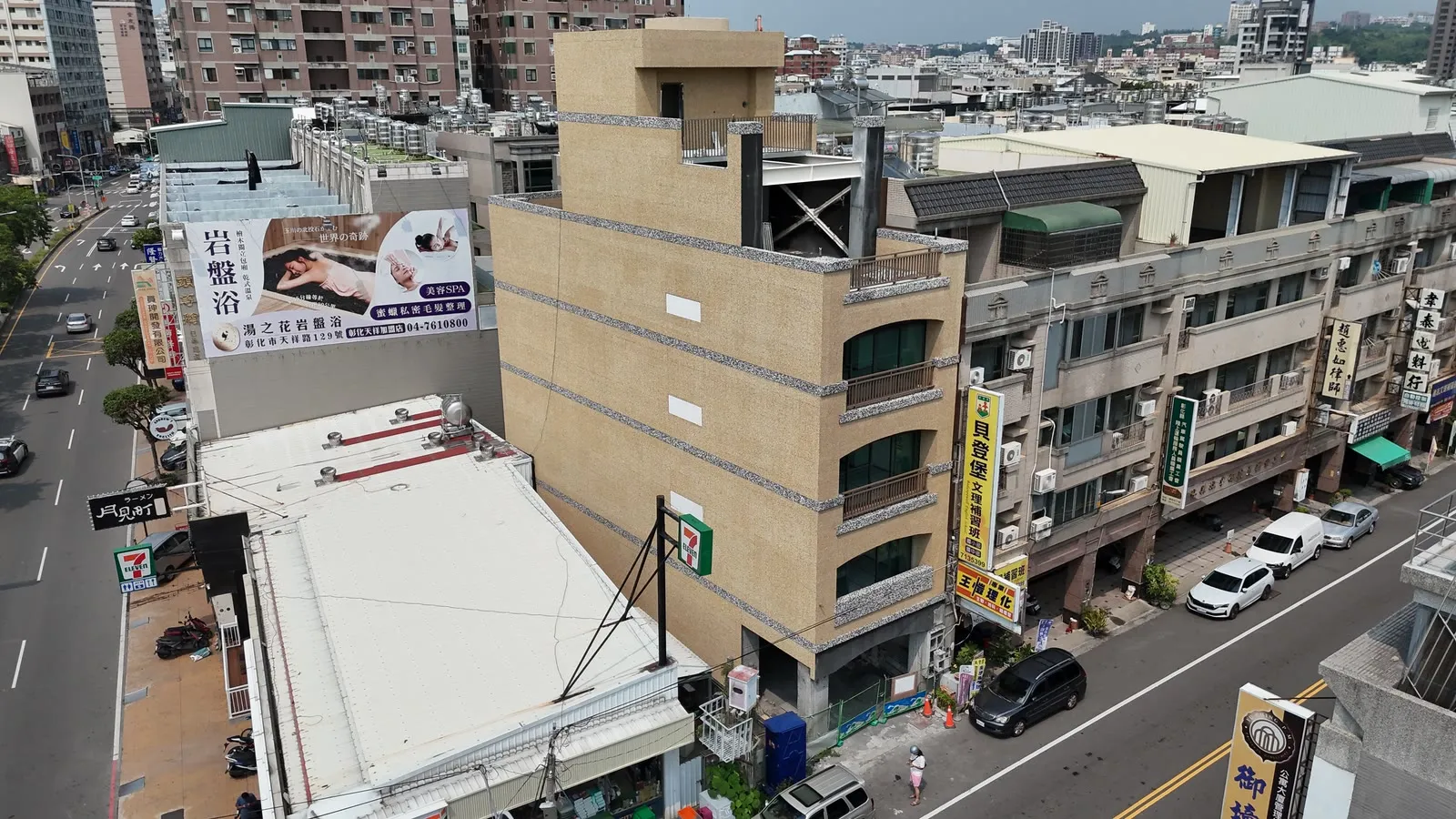 彰化市街屋住宅鋼構工程|街角全景,可見頂層鋼構與臨街立面