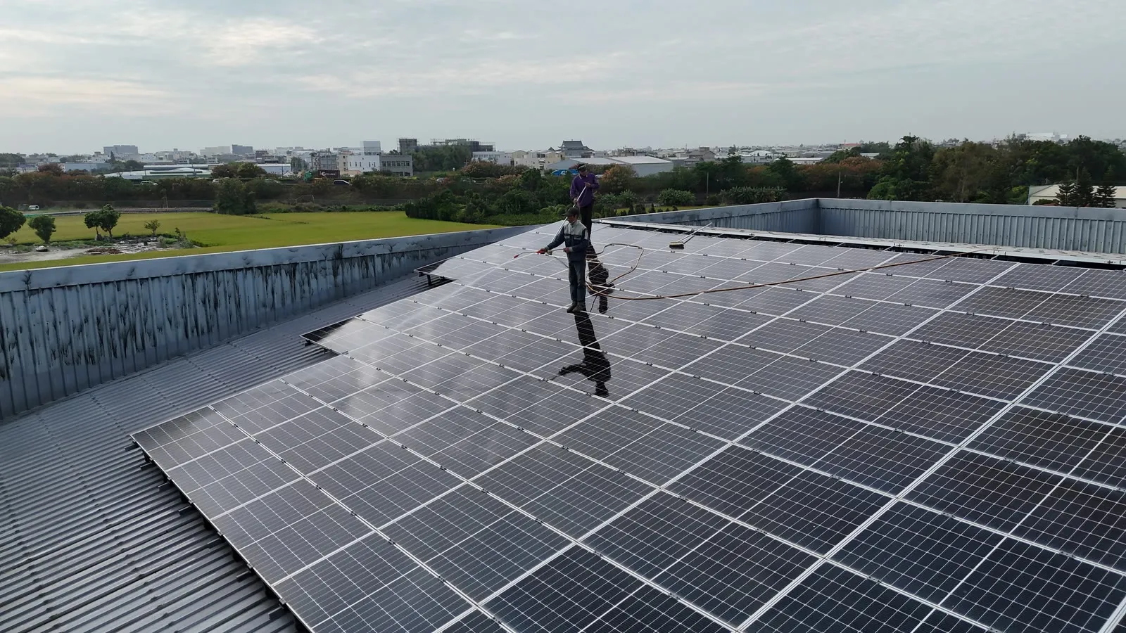 鐵正綱一廠屋頂型太陽能支架工程|面板沖洗中,可見支架的傾角與排列