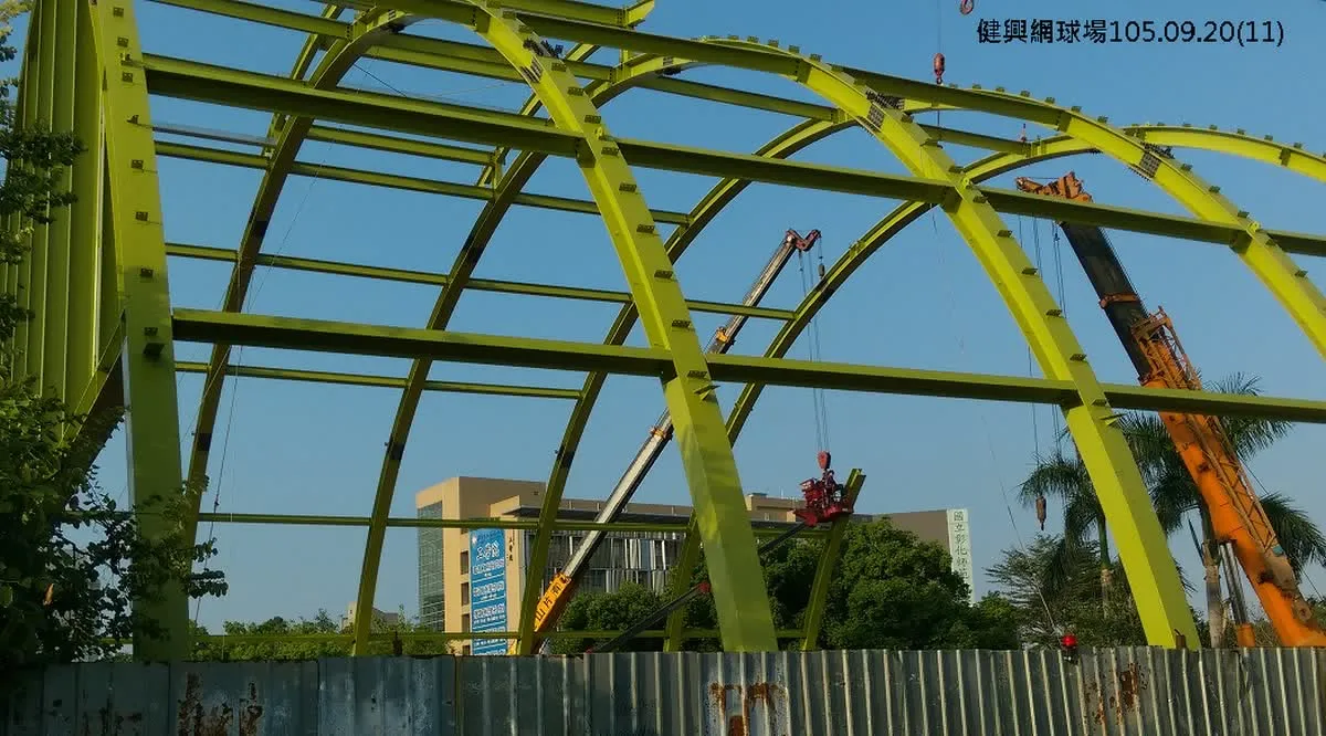 建興球場｜拱架吊裝與合攏