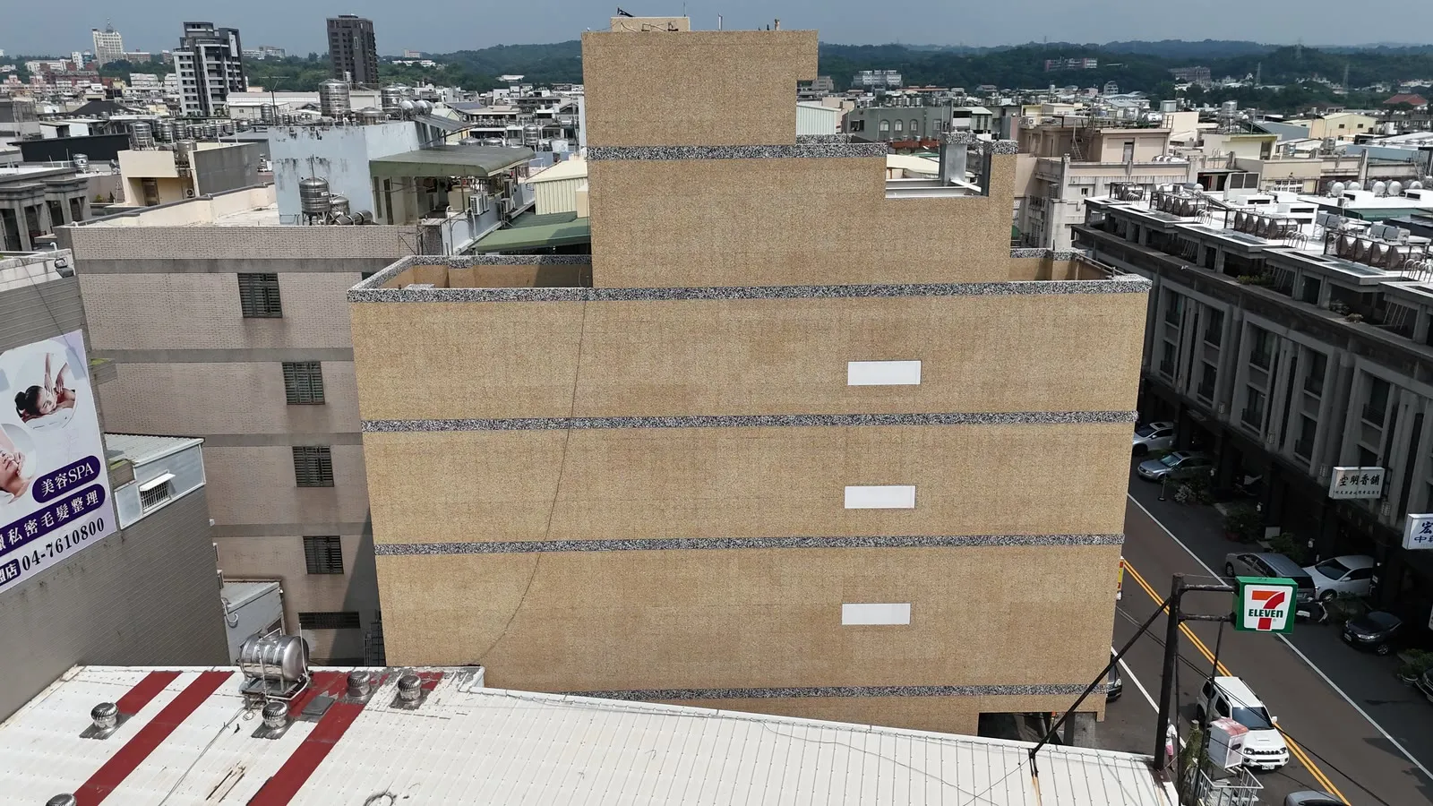 彰化市街屋住宅鋼構工程|背立面:洗石子外牆與退縮的量體