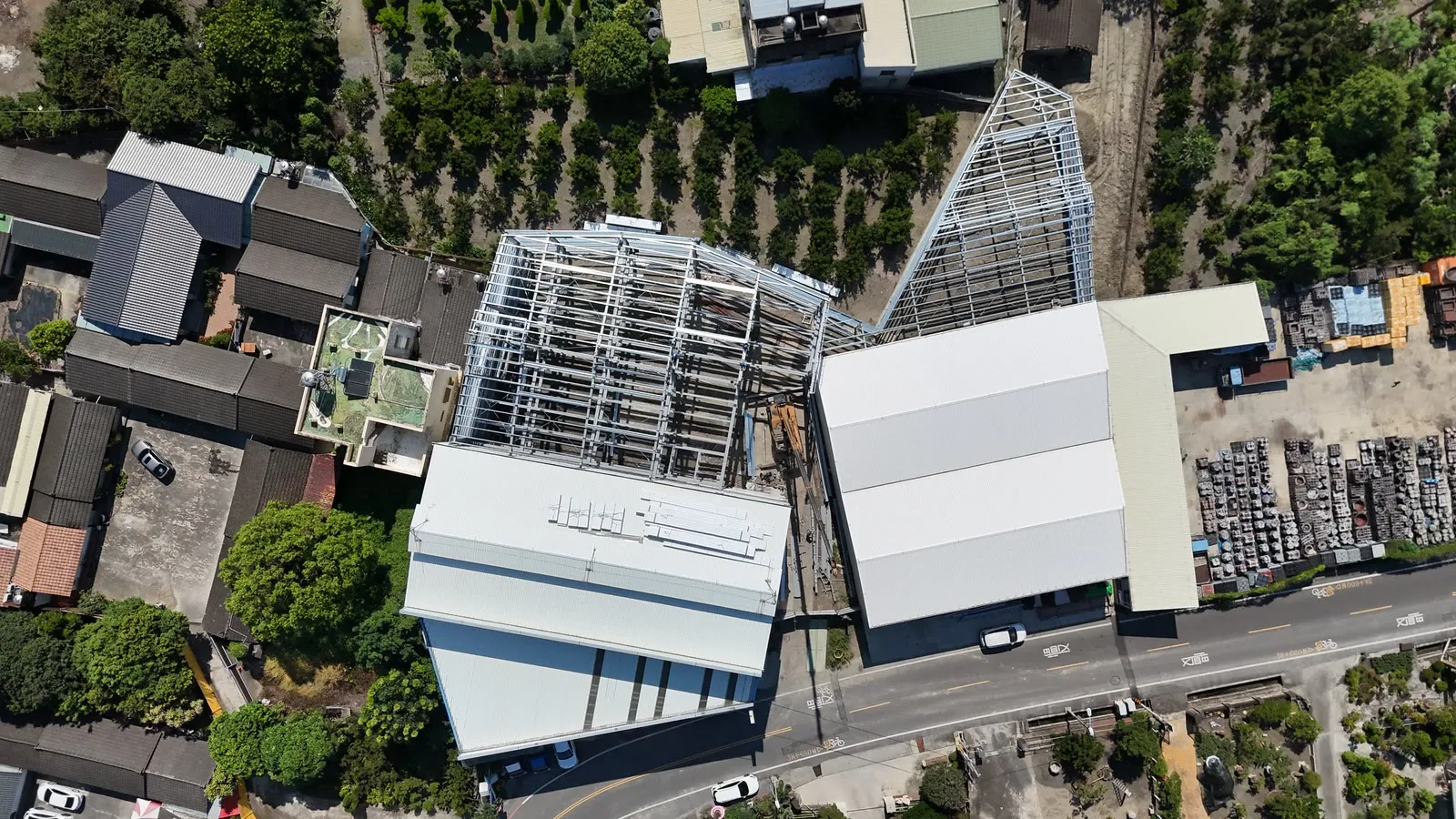 長青園藝新舊廠連接廠房|空拍全景:連接新舊廠房的量體,右上角為同基地的三角形鋼架